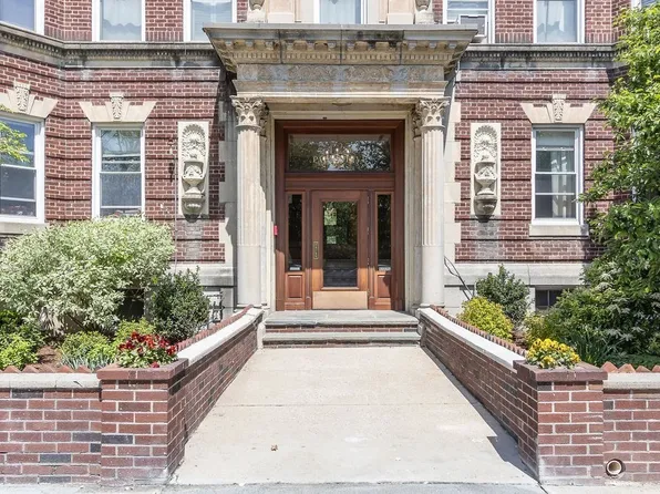 125 Park Dr APT 40, Boston, MA 02215