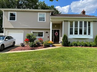 7 Walnut Dr, Syosset, NY 11791