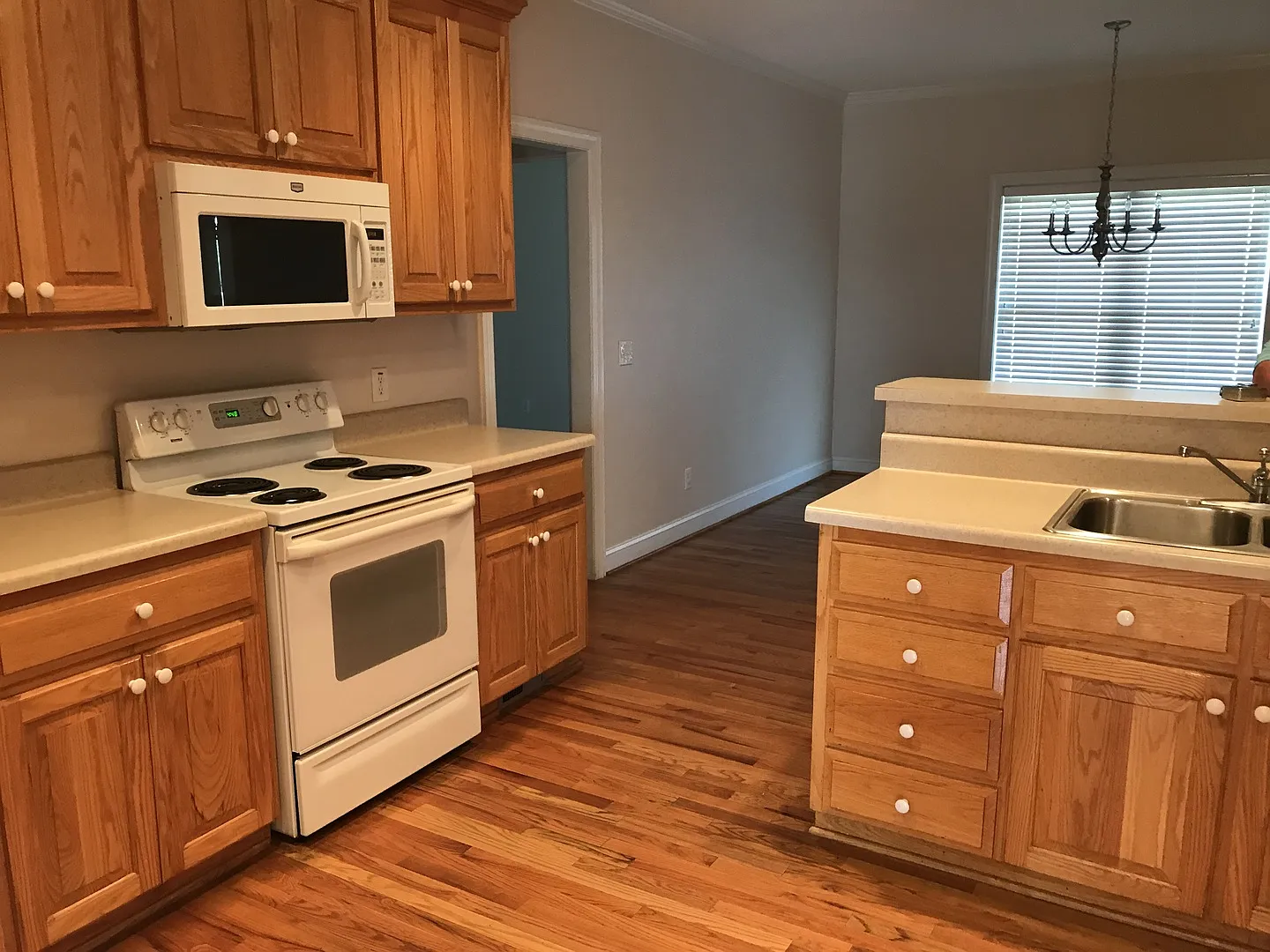 4 bd 2 bth all brick w/ 2 car garage located on a 1 acre lot - lawn care, water, trash, washer/dr... — Photo 4
