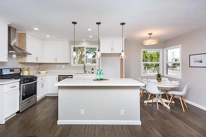 1610 Dupont Dr — Photo 8