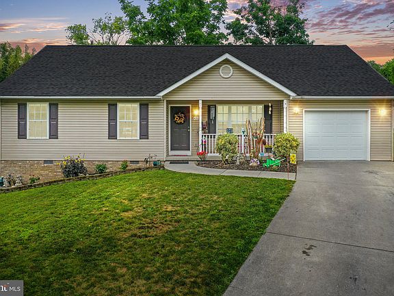 3rd image of 431 Crescent Dr