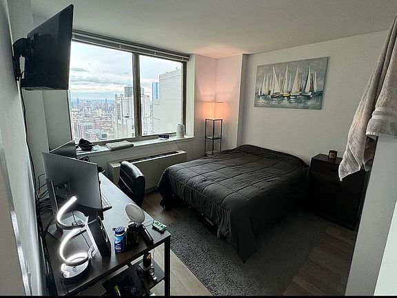 3rd image of 90 William St #17AB