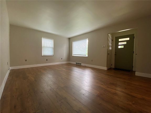 5th image of 527 Catherine St
