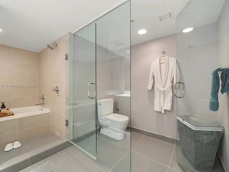 6620 Indian Creek Dr #308 — Photo 20