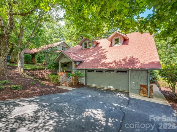 16 Lacoste Dr, Hendersonville, NC 28739