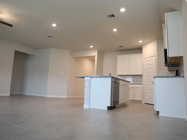 523 Ellwood Ter — Photo 4
