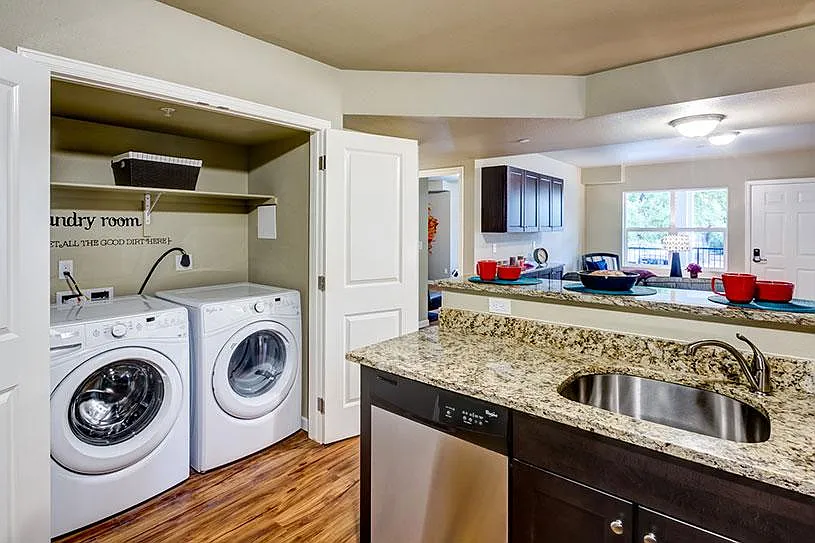 4 bed, $1,749 — Photo 2