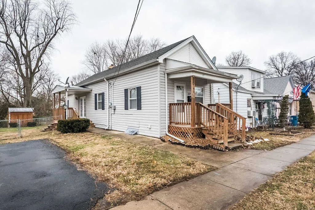 227 N Combs Ave photo 1