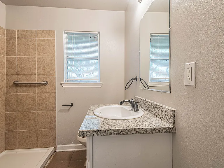 5818 Glenhurst Dr — Photo 13