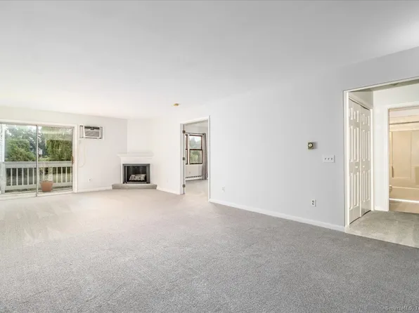 55 Mill Plain Road #32-20, Danbury, CT 06811