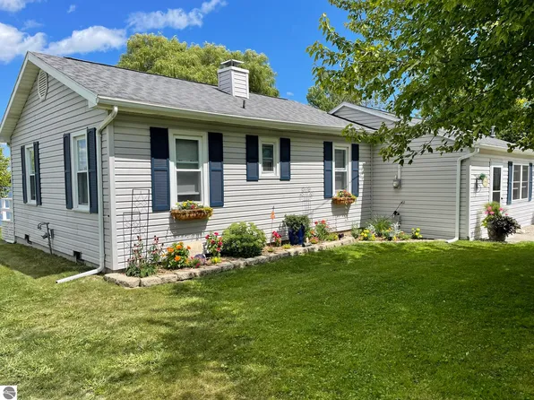 566 N Lakeview Dr, Hale, MI 48739