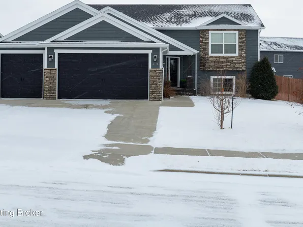 2772 Country Oak Dr, Dickinson, ND 58601