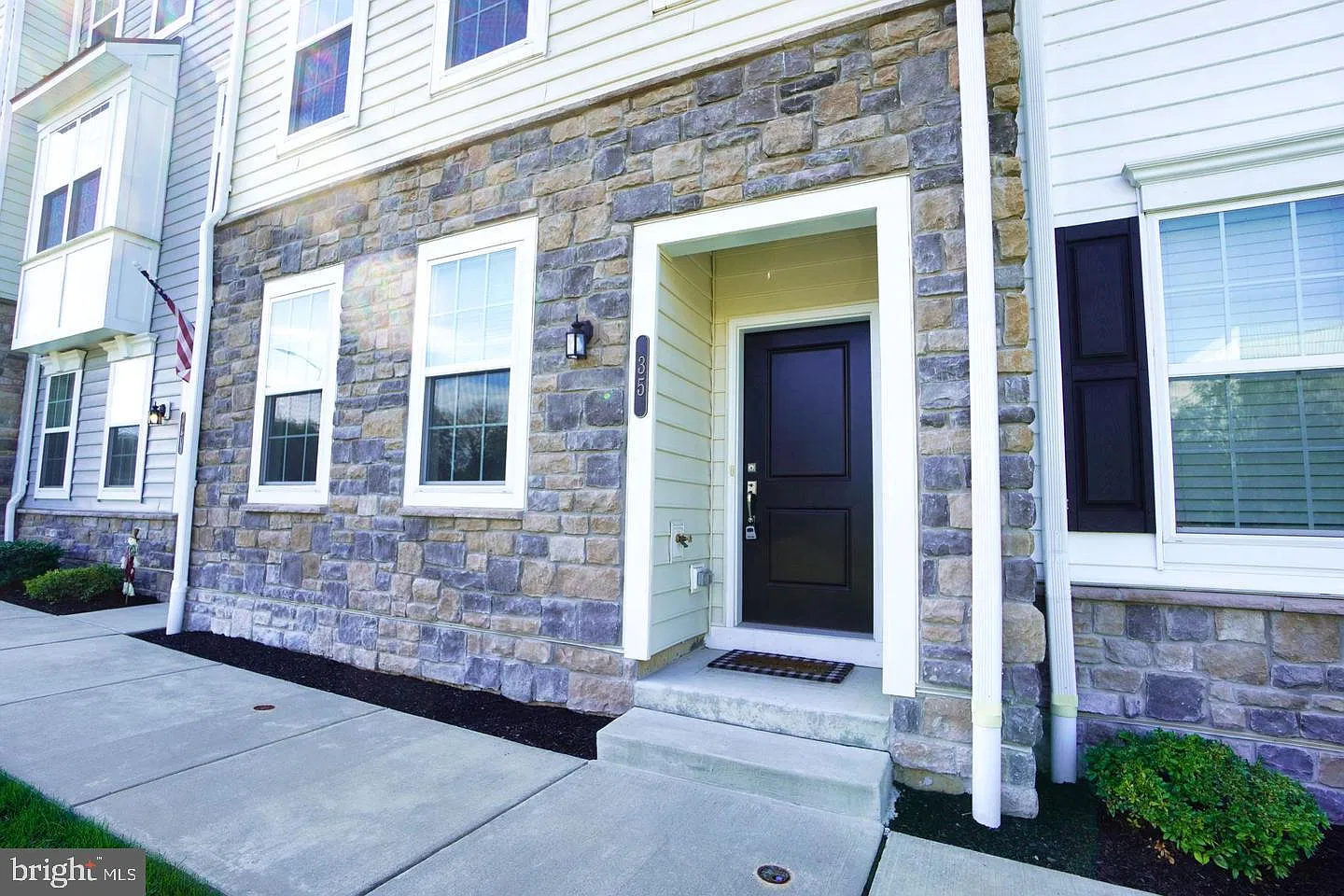 3 bed, 2.5 bath, 2000 sqft, $3,300 — Photo 2