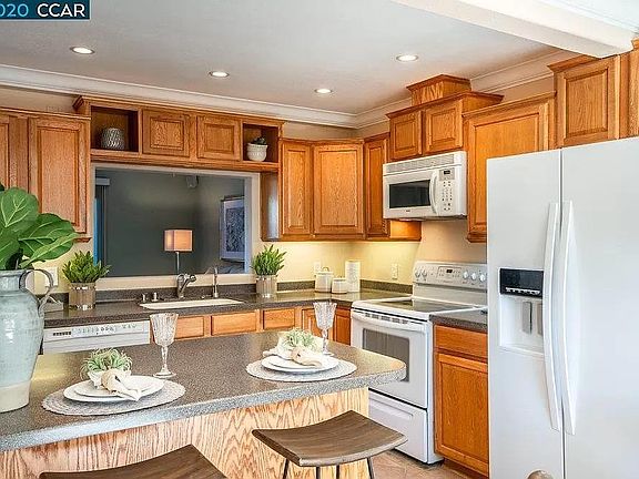 3rd image of 1032 Bancroft Rd