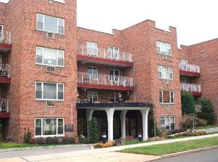 25 Chapel Pl, Great Neck, NY 11021