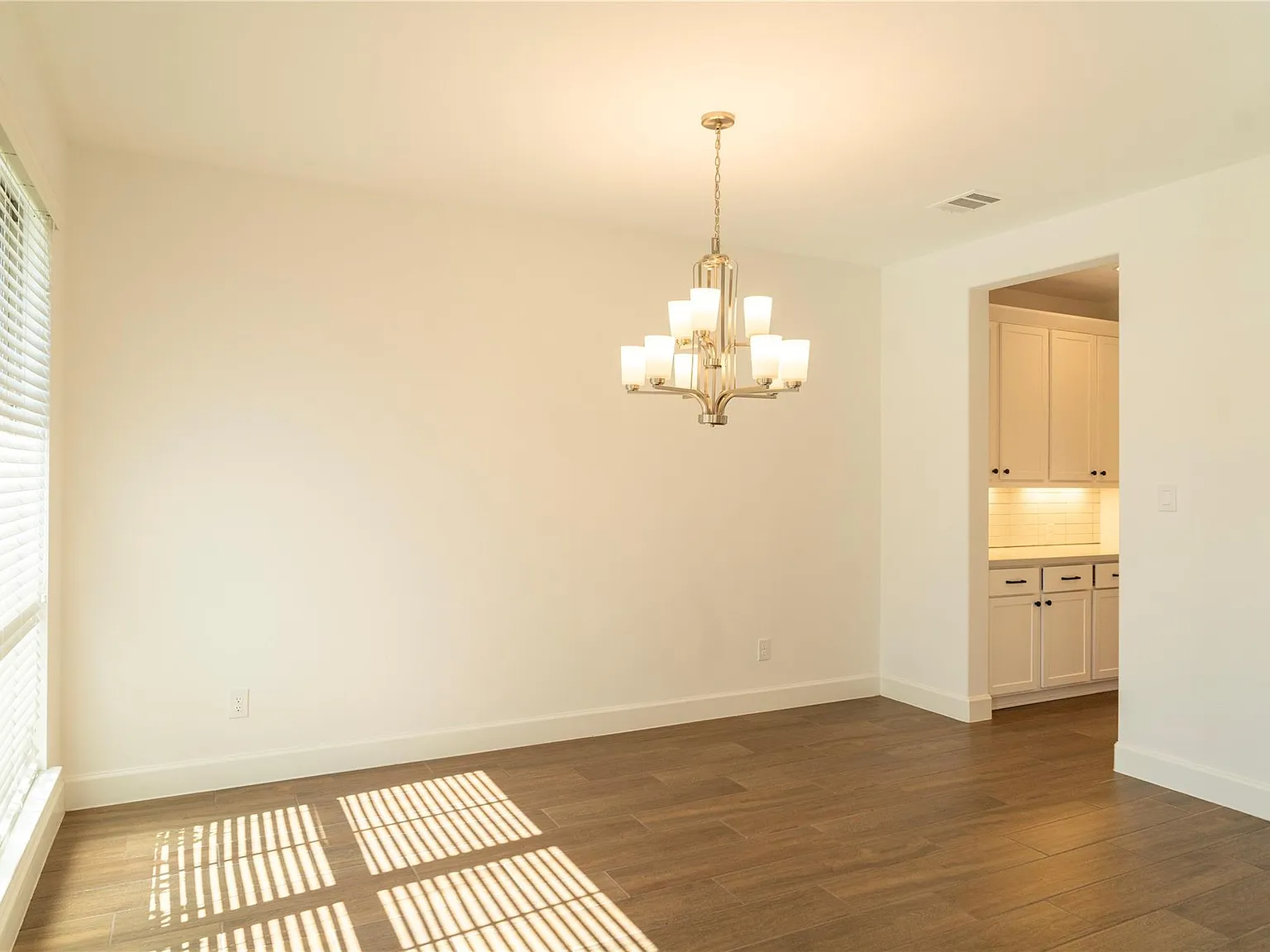 5 bed, 4.5 bath, 4048 sqft, $4,500 — Photo 4