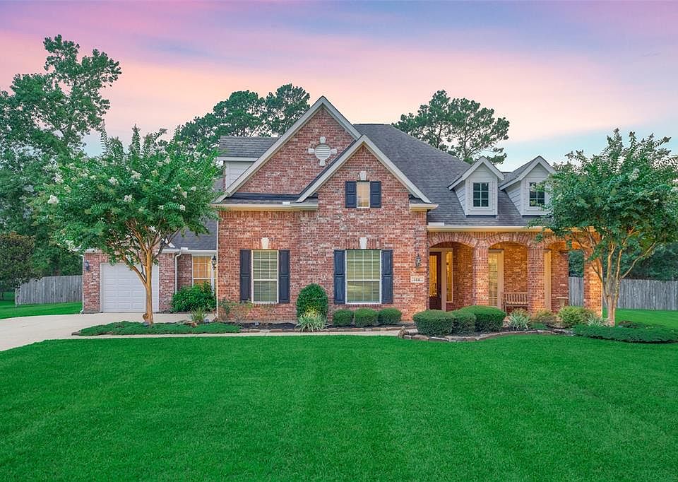 Fabulous 1.5 story with pool on a acre in the premier gated community of Silverstone. Minutes away from shopping, dining, and both Conroe & The Woodlands!