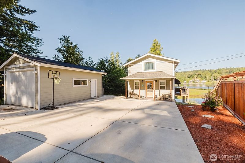 3rd image of 8022 Long Lake Road SE