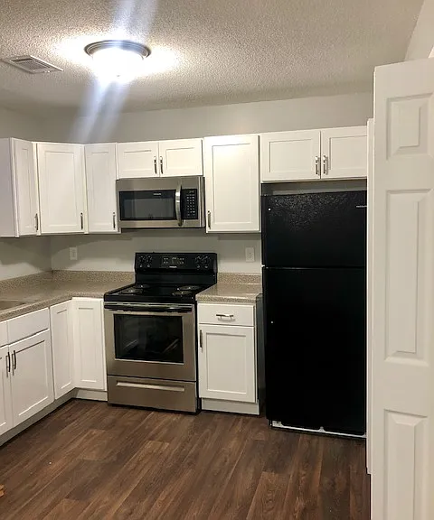 140 Pineland Cir #140 — Photo 2