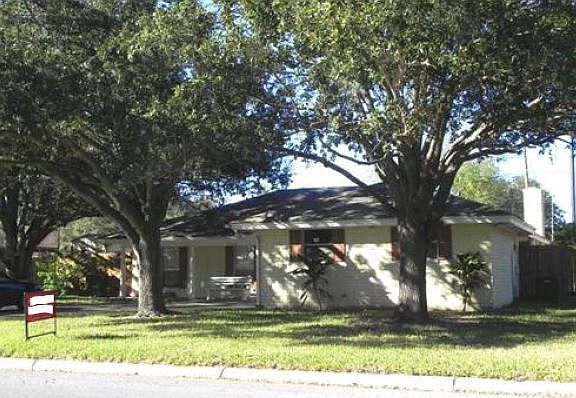 2nd image of 204 W Live Oak Dr