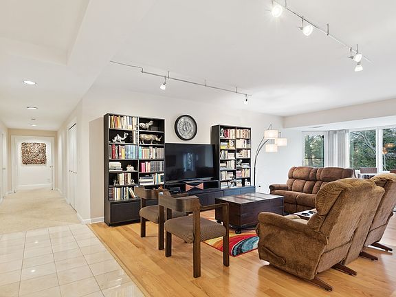2nd image of 601 Mulberry Pl APT 1B