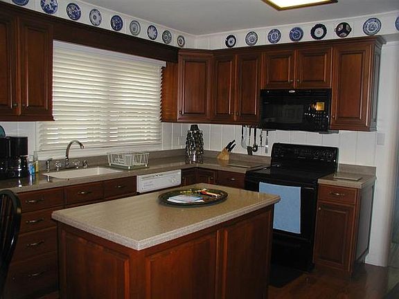 3rd image of 521 Greenhill Dr