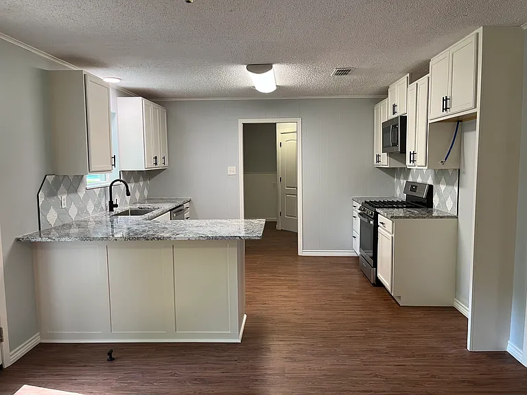 402 S Green St — Photo 5