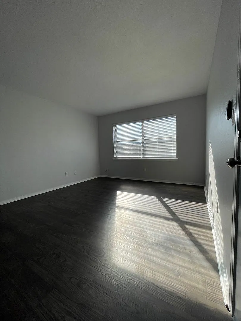 Beautifully Updated 1Bed / 1Bath Apartment Home — Photo 4