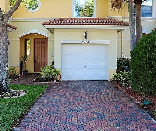 2nd image of 2204 Seminole Palms Dr
