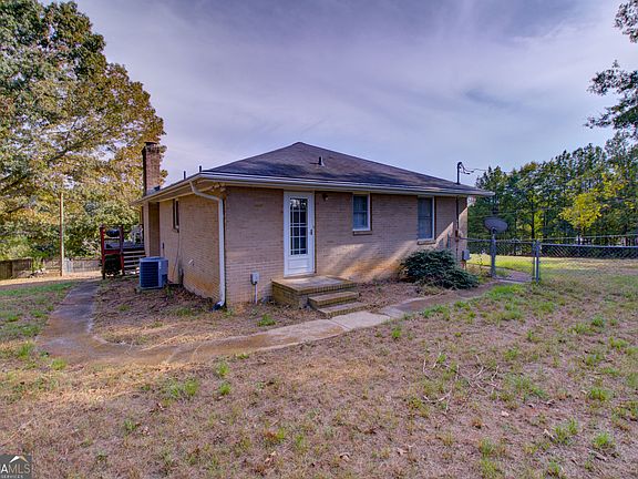5th image of 202 E Wright St