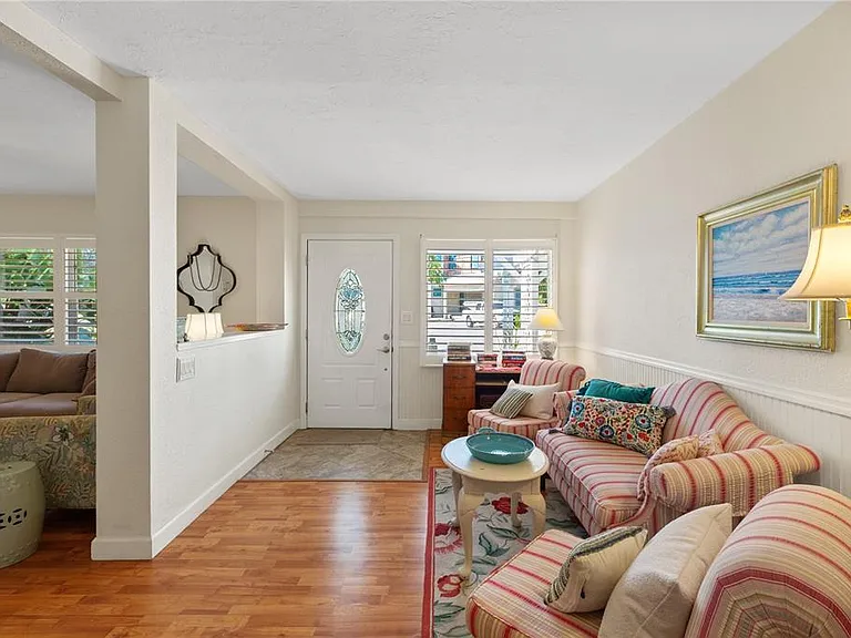 7860 Holiday Dr — Photo 16