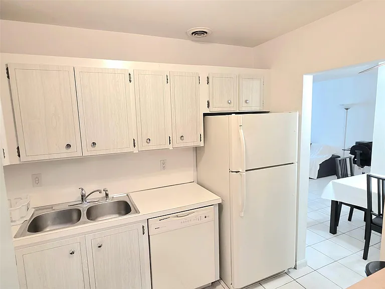 2230 NE 56th Pl #208 — Photo 8