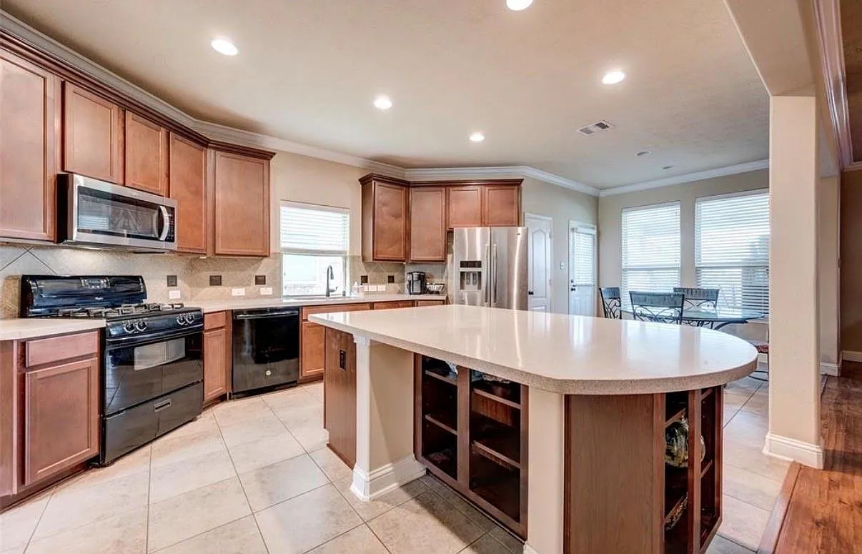 4 bed, 2.5 bath, 2570 sqft, $2,350 — Photo 3