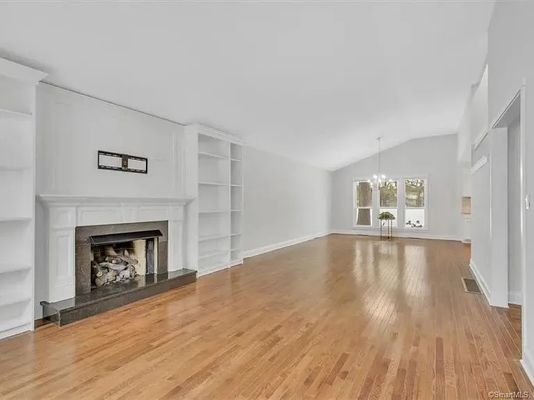 7 Redwood Ln — Photo 3
