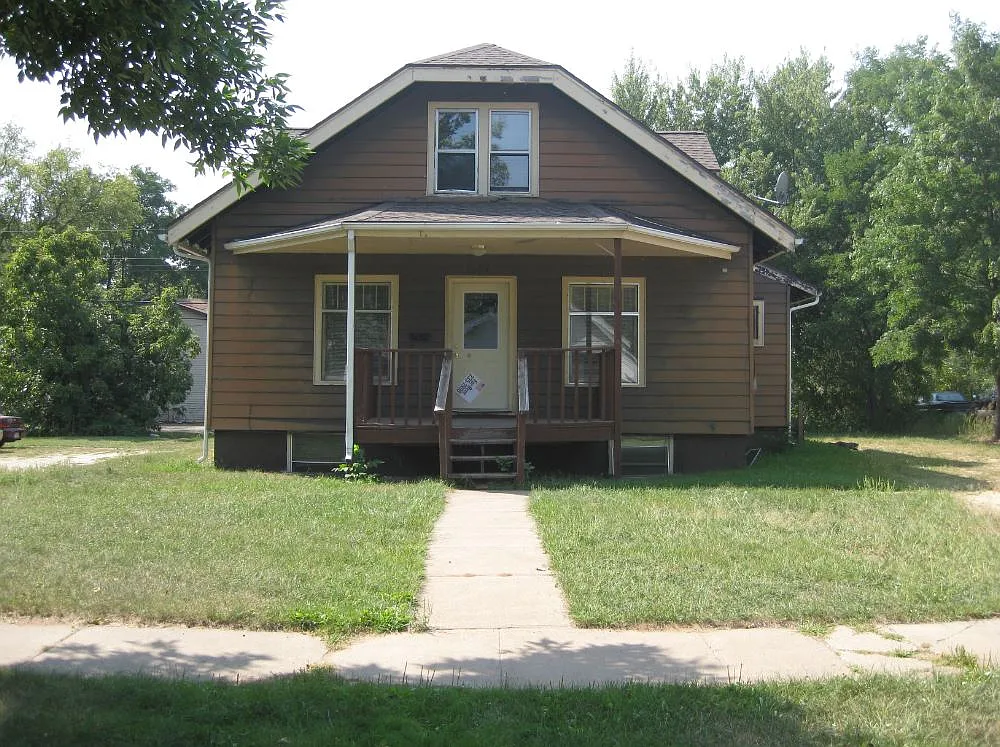 10 bed, 2.5 bath, 3000 sqft, $1,800 — Photo 1