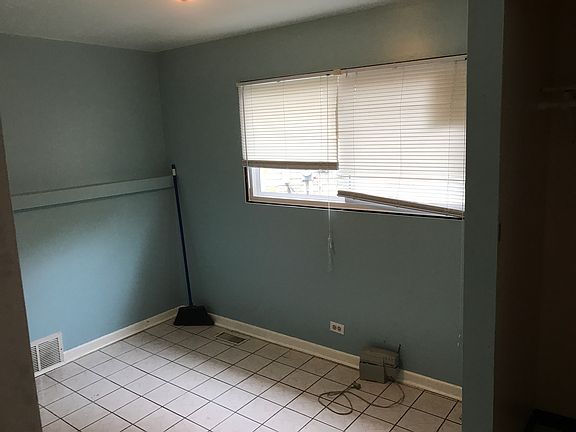 4th image of 384 Dover Ln