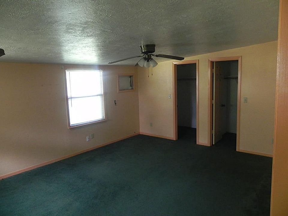LARGE MASTER BEDROOM