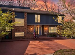 8727 Sarah Ln, Grosse Ile, MI 48138
