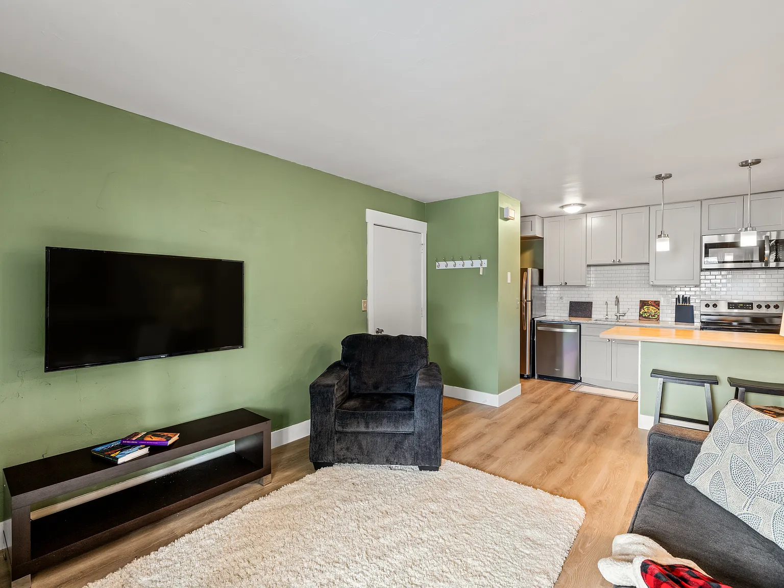 1 bed, 565 sqft, $2,400 — Photo 4