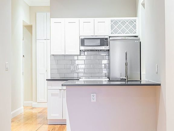 5th image of 420 E 66th St APT 5D