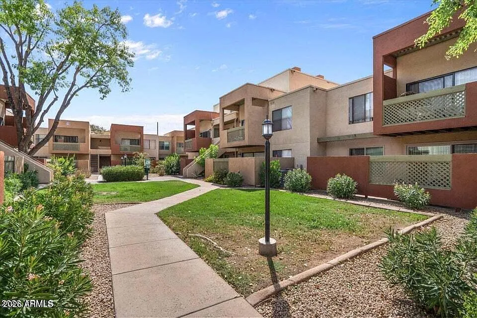 1 bed, 1.0 bath, 725 sqft, $2,000 — Photo 2