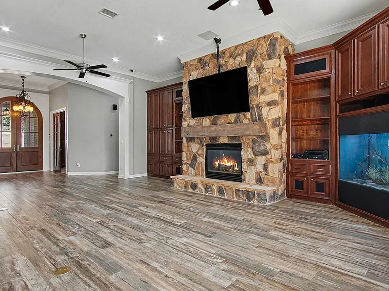 15569 Crown Oaks Dr — Photo 10