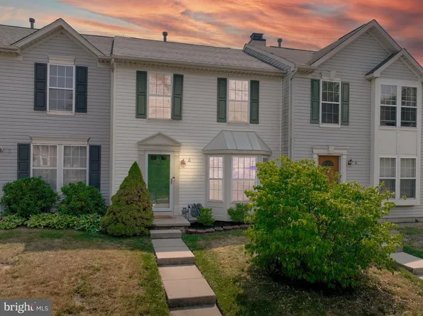 4 Coachlight Dr, Sicklerville, NJ 08081