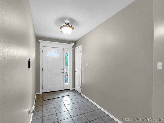 4th image of 306 W Lauren St