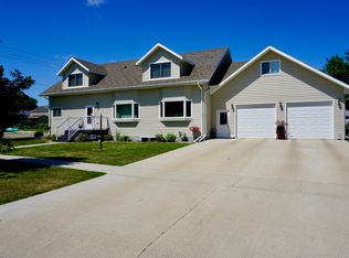 858 3rd St SW, Valley City, ND 58072