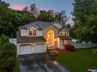 162 Split Rock Rd, Paramus, NJ 07652