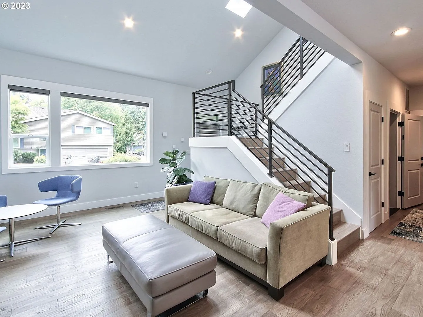 Fully Furnished Lake Oswego Gem — Photo 1