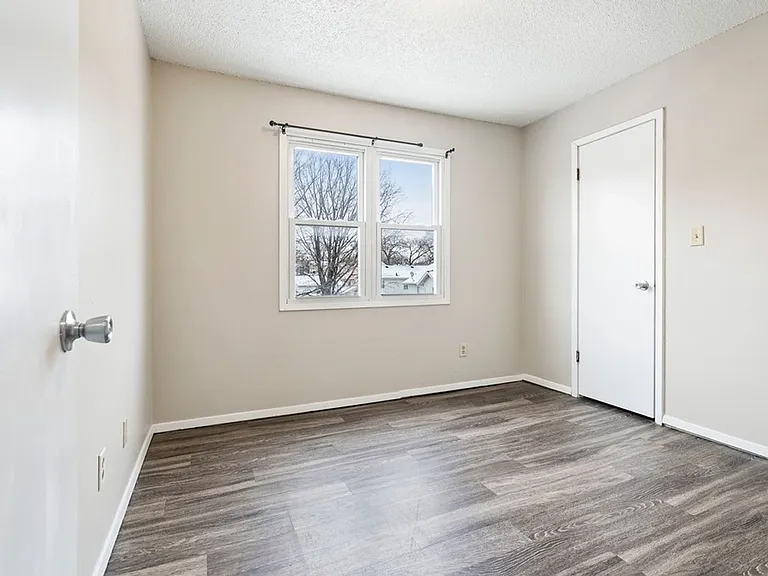 Leavitt Park Apartments - Waterloo, IA — Photo 11
