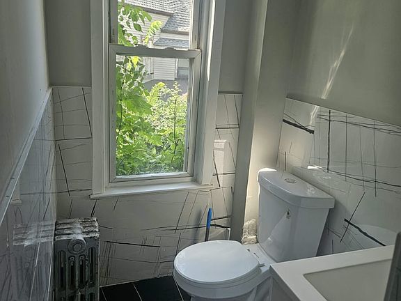 2nd image of 1118 Hampton Pl #2A