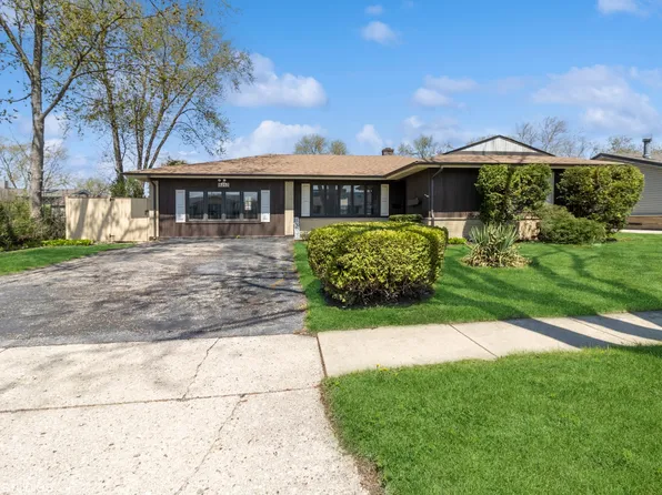 210 Walnut Ln, Elk Grove Village, IL 60007